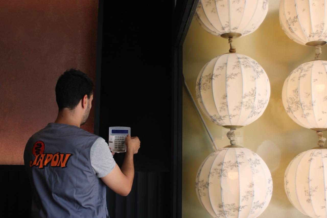 Técnico de Seguridad Japón instalando un teclado de alarma